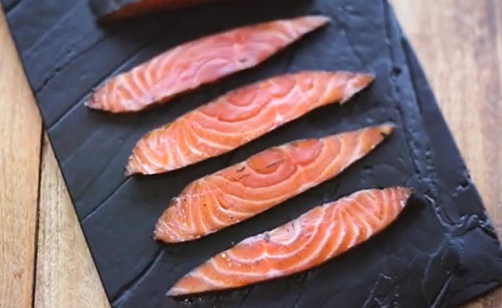Nori di salmone alla griglia aperto