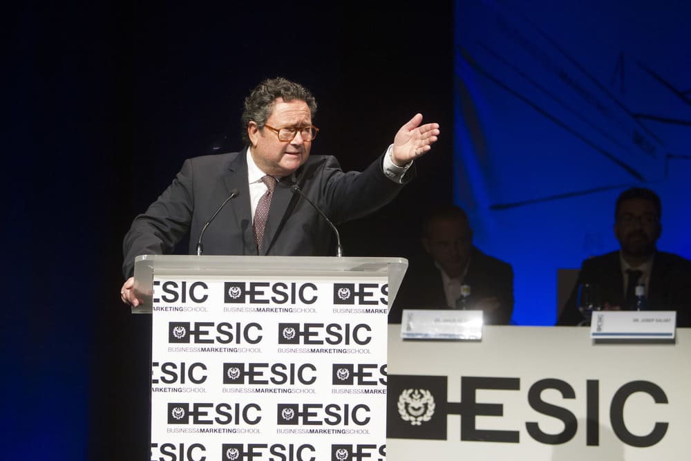 Pere Juli, faisant référence à son épouse Susan Carlie comme référence dans sa carrière personnelle et professionnelle (Photo : ESIC)
