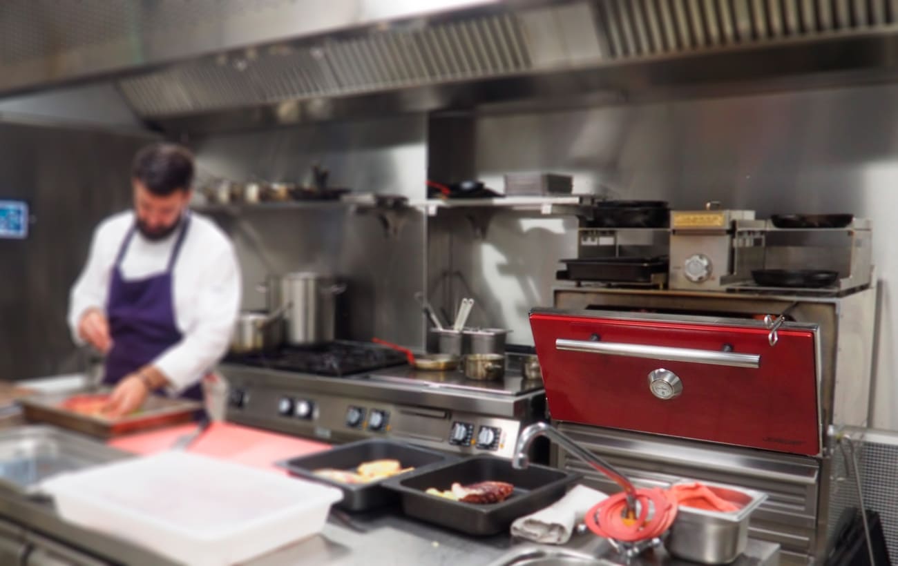Aux cuisines du Restaurant Le Mosaïque, avec Josper