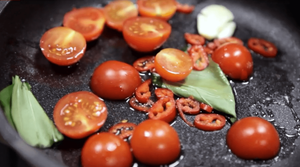 Tomate para la pasta malloreddus con almejas a la brasa Josper