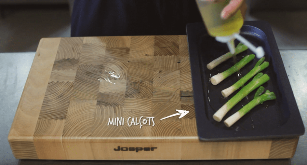 Mini calçots, πριν ψηθούν στη σχάρα στο Josper
