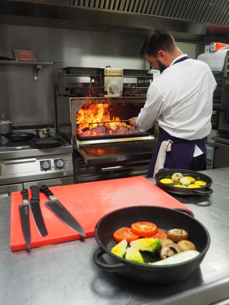Horno Josper en pleine action à l'Hôtel Le Mosaïque de Narbonne