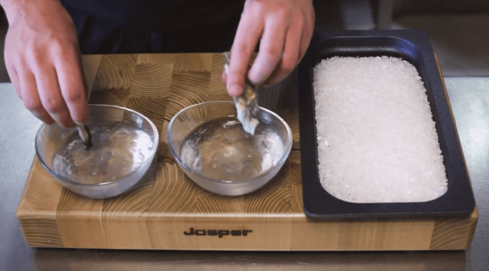 Cool the oyster in ice water