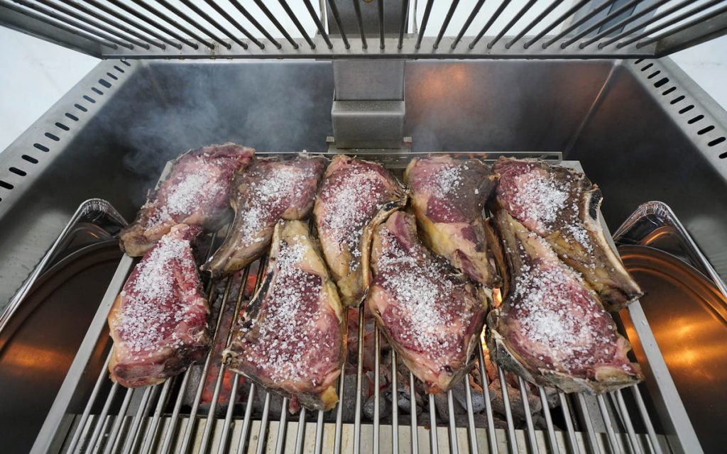 Το κρέας στη σχάρα Josper