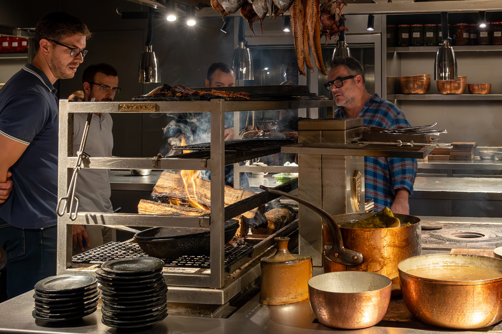 Marc Pérez και Roger Peiró (I+D+i Josper), Manu Yebras (COO Josper) junto con el equipo de cocina de Koy Shunka