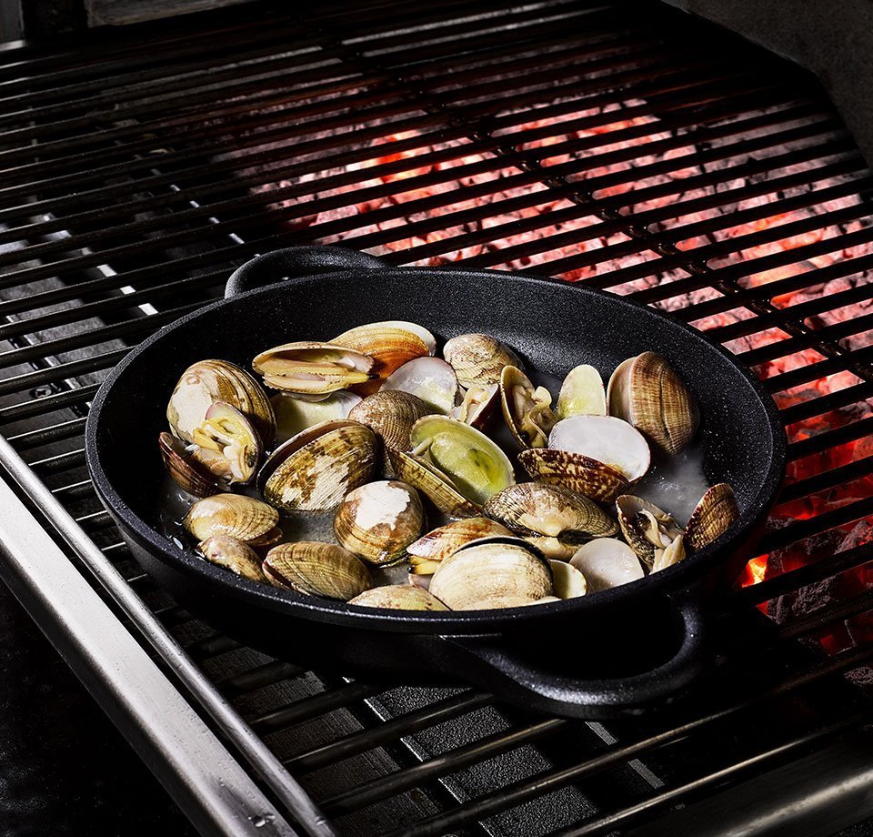 Vongole su una griglia aperta