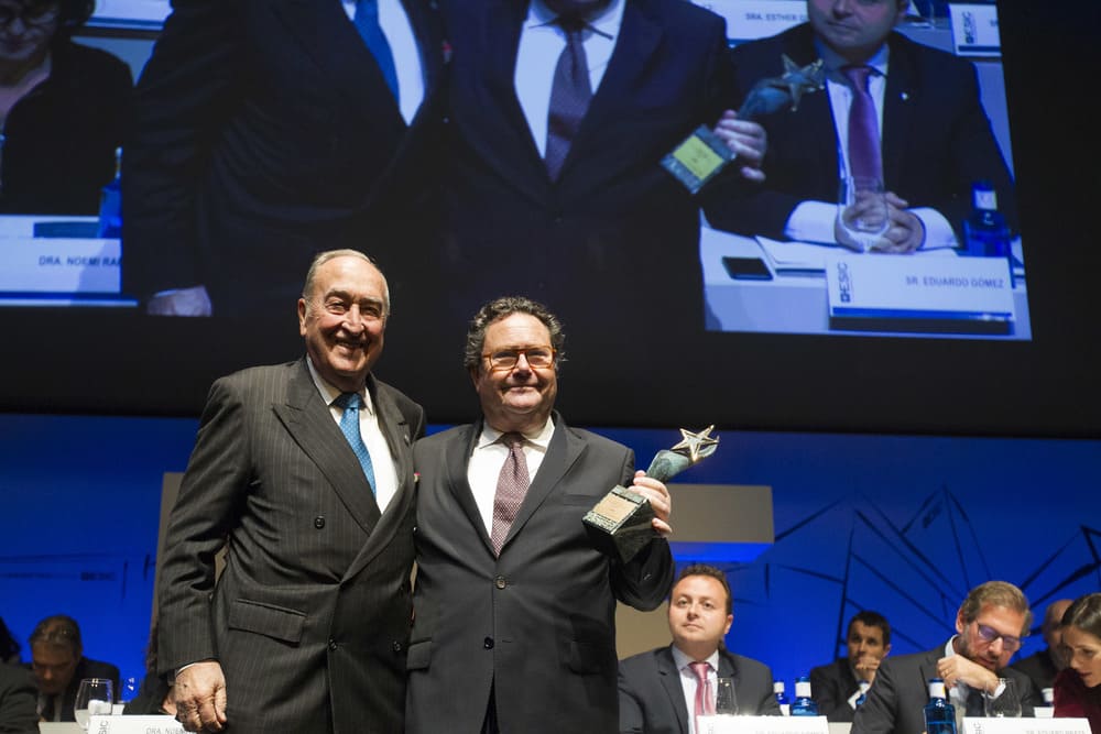 Pere Juli reçoit le prix ASTER des mains d'Antonio Pont, président d'honneur du Groupe International Borges (Photo: ESIC)