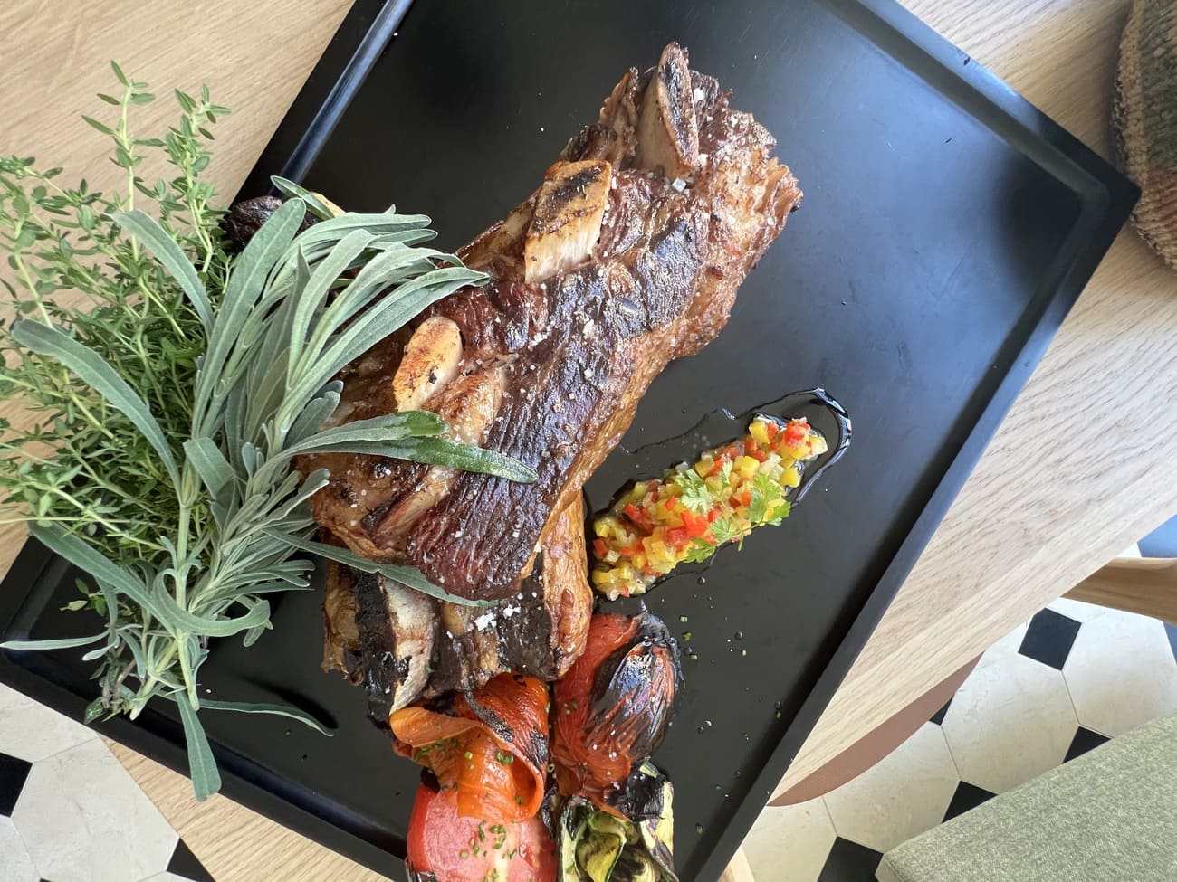 Viande soumise au grill d'un four Josper